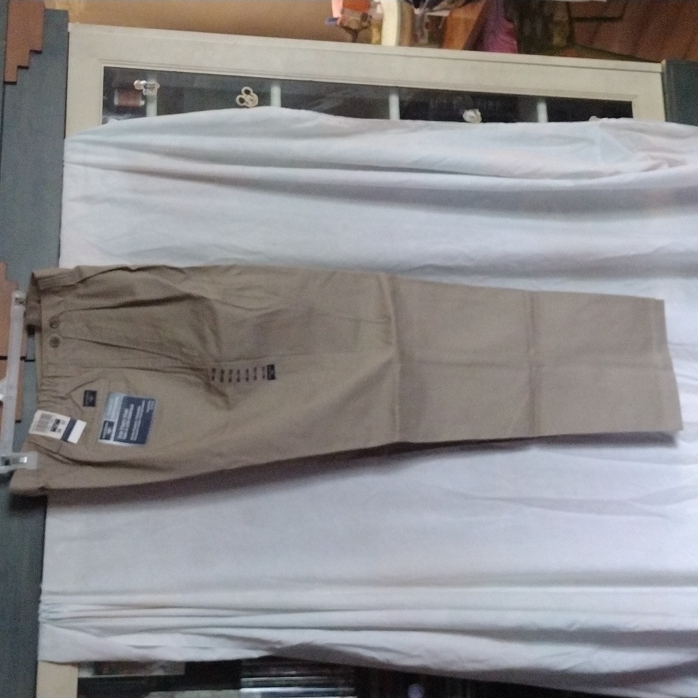 NWT Dockers classic fit Khakis pleated size 38x32.